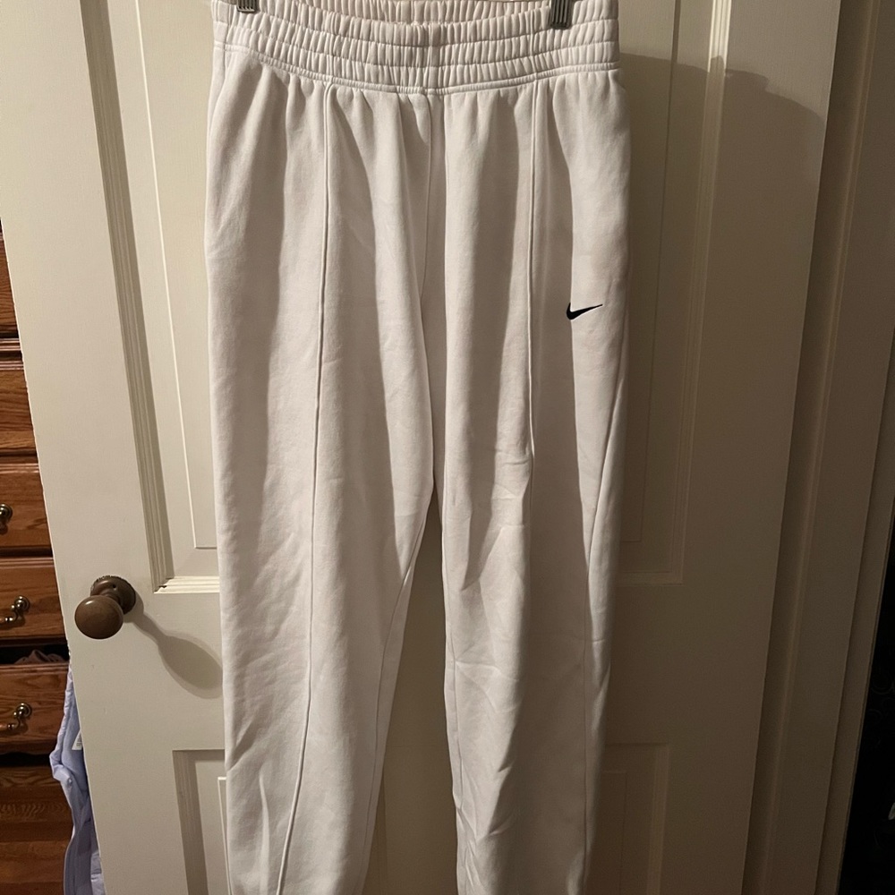 Nike Essentials Fleece Sweatpants